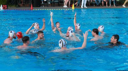 Geschafft. Das OSC-Team nach dem Erfolg im Duisburger Freibad.