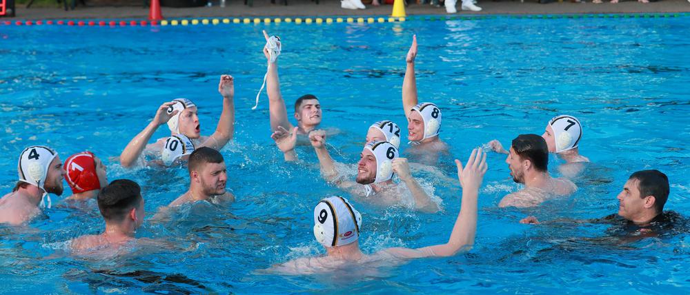Geschafft. Das OSC-Team nach dem Erfolg im Duisburger Freibad.