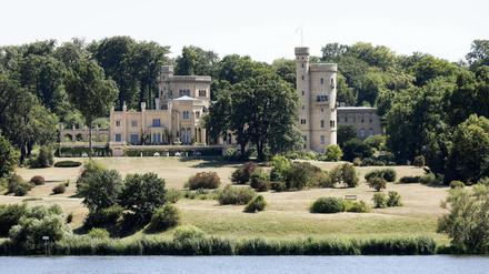 Das Schloss Babelsberg im vergangenen Sommer in der Trockenheit.