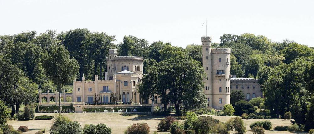 Das Schloss Babelsberg im vergangenen Sommer in der Trockenheit.