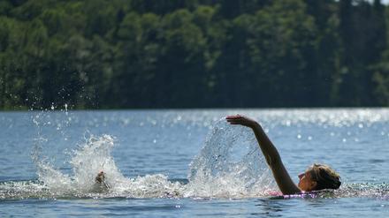 Eine Frau schwimmt im Trepliner See.