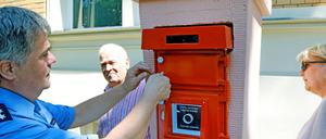 Der Feuermelder an der Polizei Werder wurde restauriert. Polizeikommissar Gert Meyer (links) war an der Aufarbeitung der Säule beteiligt.