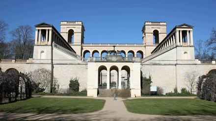 Vor dem Belvedere auf dem Pfingstberg wird am Pfingstmontag gefeiert.