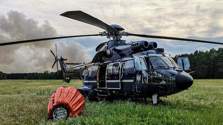 Ein Hubschrauber ist bei einem Waldbrand bei Jüterbog im Einsatz.