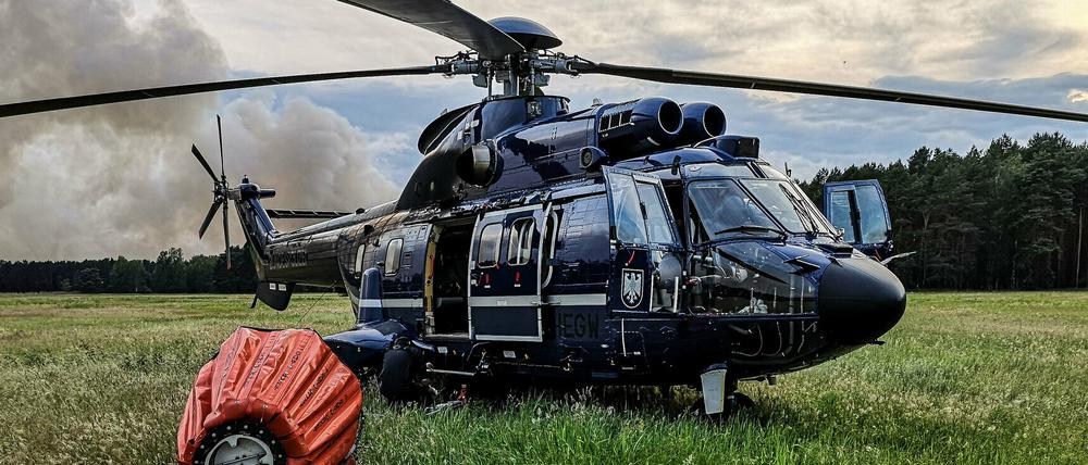 Ein Hubschrauber ist bei einem Waldbrand bei Jüterbog im Einsatz.