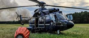 Ein Hubschrauber ist bei einem Waldbrand bei Jüterbog im Einsatz.