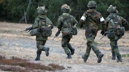 Soldaten der Bundeswehr auf den Truppenübungsplatz im brandenburgischen Lehnin.