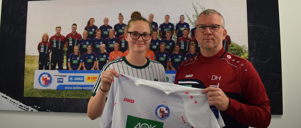 Neue Keeperin. Zala Mersnik mit Turbines Torwarttrainer Dirk Heinrichs.