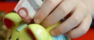Heimkinder müssen teilweise Hygieneartikel von ihrem Taschengeld bezahlen.