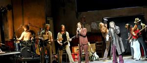 Moritz von Treuenfels mit seiner Rio Reiser-Band am Hans Otto Theater. 