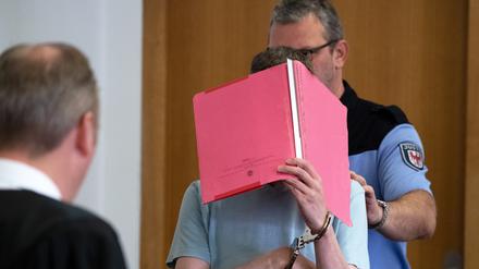 Das Landgericht Potsdam prüft, ob bei dem verurteilten Mörder der beiden Jungen Elias und Mohamed ein Hang zur Begehung weiterer schwerer Straftaten vorliegt.