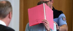 Das Landgericht Potsdam prüft, ob bei dem verurteilten Mörder der beiden Jungen Elias und Mohamed ein Hang zur Begehung weiterer schwerer Straftaten vorliegt.