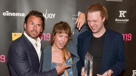 Laudator Stephan Luca (links) mit den Gewinner des ARD Degeto "Impuls Preis" Sophia Bierend und Johannes Dreibach.