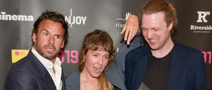 Laudator Stephan Luca (links) mit den Gewinner des ARD Degeto "Impuls Preis" Sophia Bierend und Johannes Dreibach.