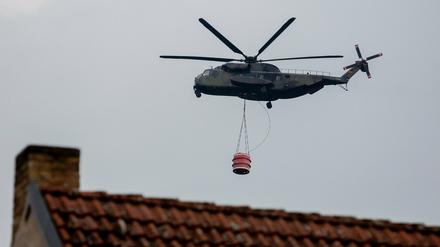 Ein CH53 Hubschrauber der Luftwaffe fliegt während eines Löscheinsatzes über Frankenförde bei Jüterbog.