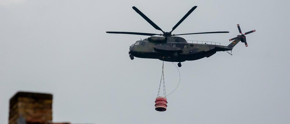 Ein CH53 Hubschrauber der Luftwaffe fliegt während eines Löscheinsatzes über Frankenförde bei Jüterbog.