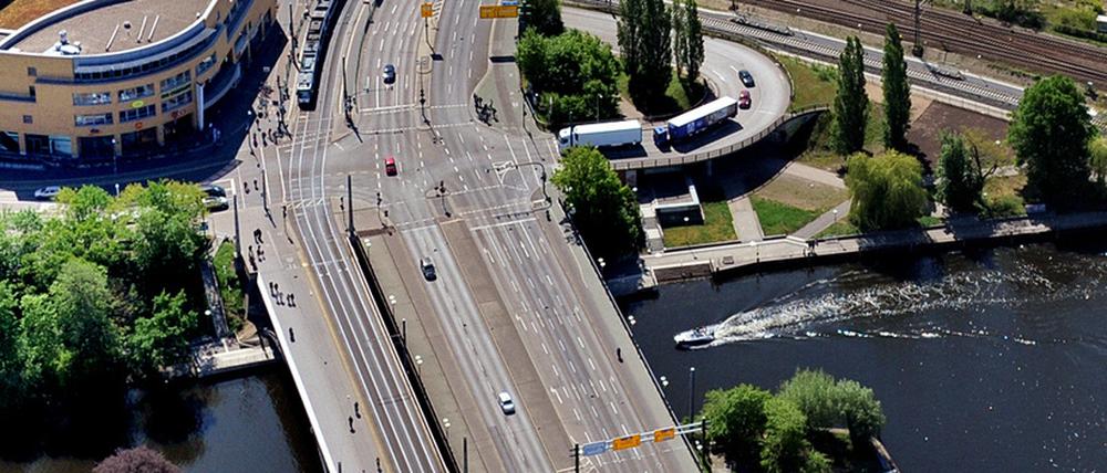 50.000 Autos fahren täglich über das Leipziger Dreieck. Dazu kommen 36.000 Nutzer von Bussen und Straßenbahnen und 9000 Radfahrer.