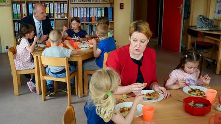 Ministerpräsident Dietmar Woidke und Bundesfamilienministerin Franziska Giffey (beide SPD) besuchten nach der Unterzeichnung des Gute-Kita-Gesetzes am 24. Mai die Teltower Kita Rappelkiste.