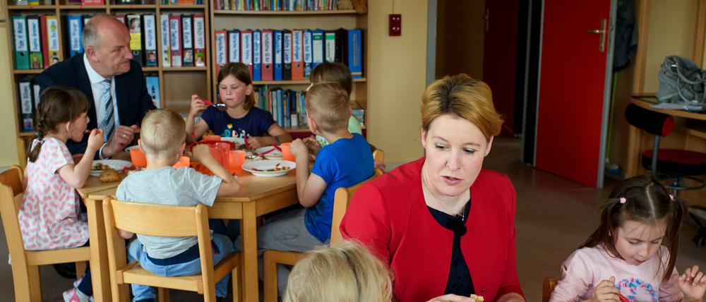 Ministerpräsident Dietmar Woidke und Bundesfamilienministerin Franziska Giffey (beide SPD) besuchten nach der Unterzeichnung des Gute-Kita-Gesetzes am 24. Mai die Teltower Kita Rappelkiste.