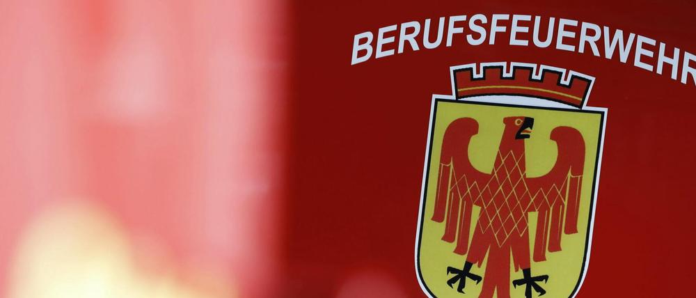 Die Feuerwehr ist mit neun Fahrzeugen im Einsatz.