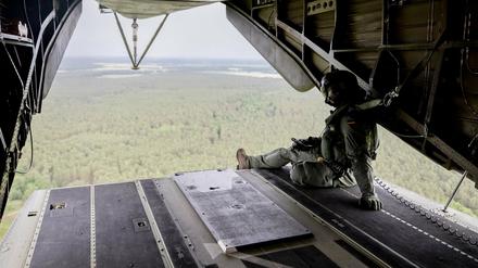 Zur Bekämpfung des großen Waldbrandes bei Jüterbog kamen auch Löschhubschrauber der Bundeswehr zum Einsatz.