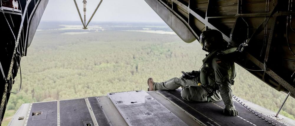 Zur Bekämpfung des großen Waldbrandes bei Jüterbog kamen auch Löschhubschrauber der Bundeswehr zum Einsatz.