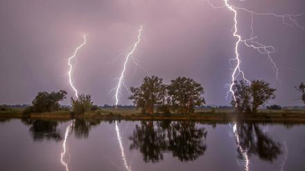 Blitze entladen sich während eines Gewitters bei Premnitz in Brandenburg.