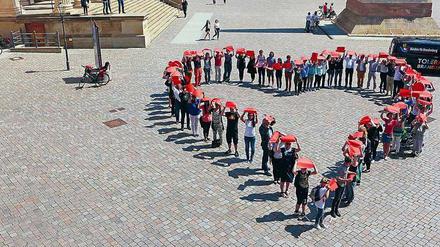 Eine Aktion des Bündnisses  "Tolerantes Brandenburg" auf dem Alten Markt in Potsdam. 
