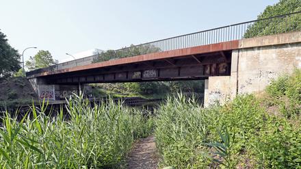 Sie muss weg. Die rund 45 Jahre alte Rammrathbrücke ist von Betonkrebs zerfressen, bevor sie einstürzt, soll sie noch in diesem Jahr abgerissen werden.