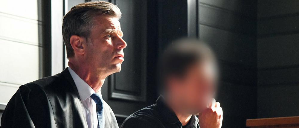 Der Angeklagte (rechts) neben seinem Verteidiger Guido Fickenscher.