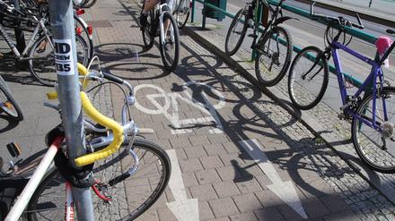 An der Bahnhofspassage an der Langen Brücke blockieren parkende Fahrräder den Radweg.