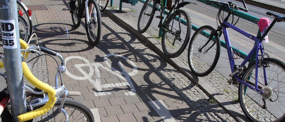 An der Bahnhofspassage an der Langen Brücke blockieren parkende Fahrräder den Radweg.