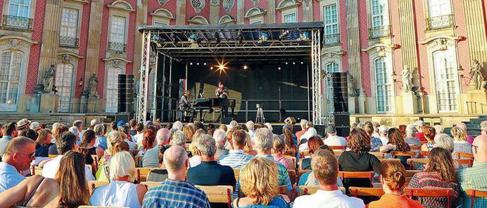 Die Zuhörer des Telemannkonzertes kamen zu spät zum Auftritt des Kleinkünstlerduos Pigor und Eichhorn auf dem Ehrenhof.