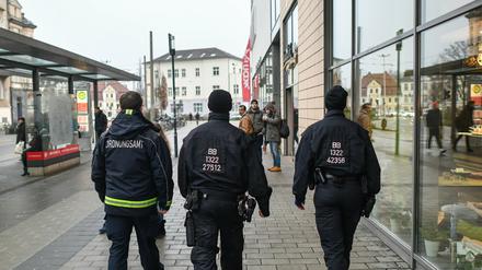 Die Lage in Cottbus befrieden: Streife vor dem Einkaufszentrum Blechen Carré.