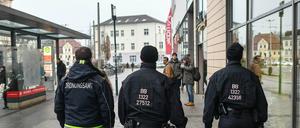 Die Lage in Cottbus befrieden: Streife vor dem Einkaufszentrum Blechen Carré.