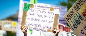 Viele junge Teilnehmer auf der Klima-Demonstration "Fridays for Future" kamen mit Transparenten und Plakaten nach Aachen.
