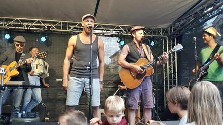 Die Band Hasenscheiße sorgt für Trubel von der Bar Fritz´n.