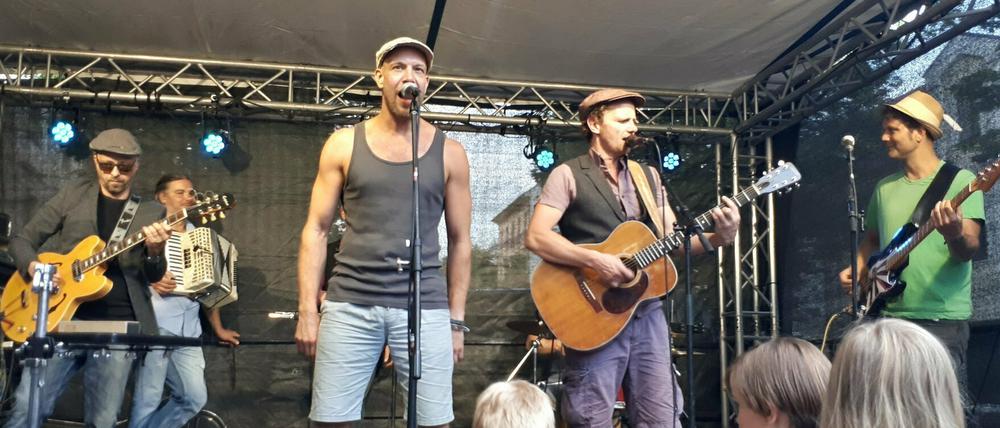 Die Band Hasenscheiße sorgt für Trubel von der Bar Fritz´n.
