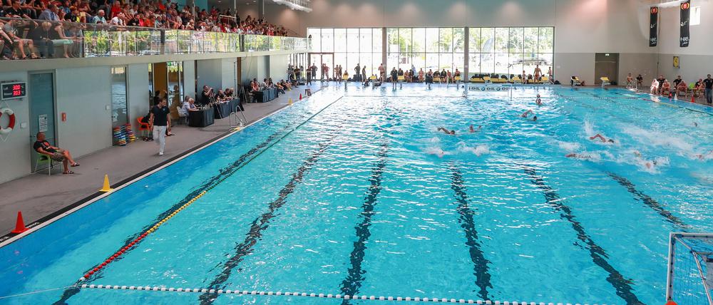Hoffen auf volle Ränge. Das blu-Bad lockt drei Tage lang mit hochklassigem Wasserball.