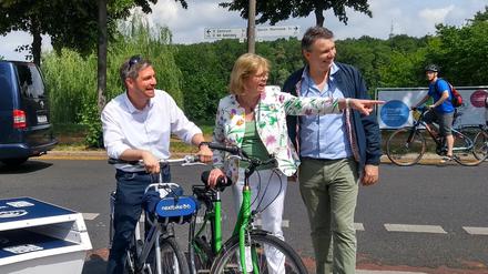 Potsdams Oberbürgermeister Mike Schubert (l.), die Bezirksbürgermeisterin von Steglitz-Zehlendorf, Cerstin Richter Kotowski, und der Chef von Visit Berlin, Burkhard Kieker.