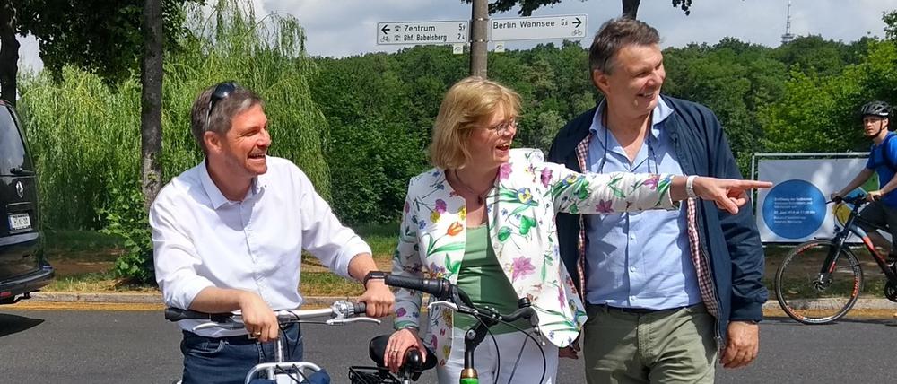Potsdams Oberbürgermeister Mike Schubert (l.), die Bezirksbürgermeisterin von Steglitz-Zehlendorf, Cerstin Richter Kotowski, und der Chef von Visit Berlin, Burkhard Kieker.