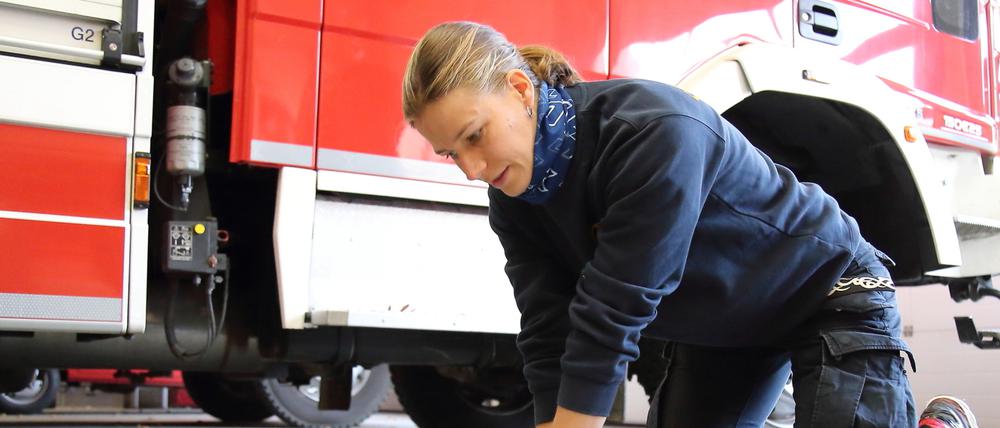Die Feuerwehrfrau Marie Schumann bei der Vorführung eines AED-Trainingsgeräts im vergangenen Jahr.