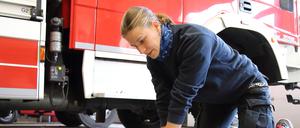 Die Feuerwehrfrau Marie Schumann bei der Vorführung eines AED-Trainingsgeräts im vergangenen Jahr.