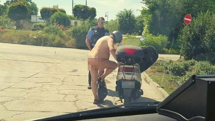 Die Brandenburger Polizei hat am Montag einen nackten Motorrollerfahrer angehalten.