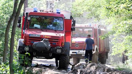 Einsatzfahrzeuge der Feuerwehr in der Lieberoser Heide.