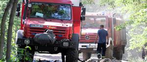 Einsatzfahrzeuge der Feuerwehr in der Lieberoser Heide.