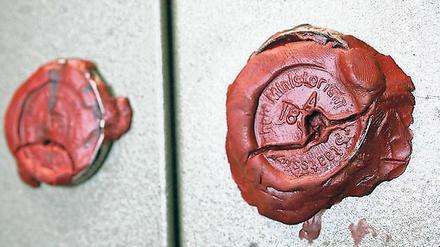 An Tresoren in Golm klebt noch das alte Siegel der DDR-Staatssicherheit.