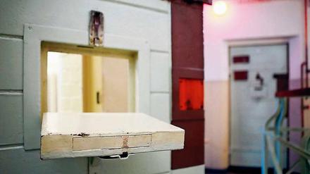 Ehemalige politische Häftlinge aus dem Stasi-Gefängnis in der Lindenstraße 54 erinnern sich etwa an das Zuschlagen der Zellentüren oder der Essensklappen. 