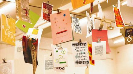 Die vielen ausgestellten Kunstblätter im Museum Fluxus sammelte die Venezianerin Tiziana Baracchi für die Herausgabe von Zeitschriften zusammen. 