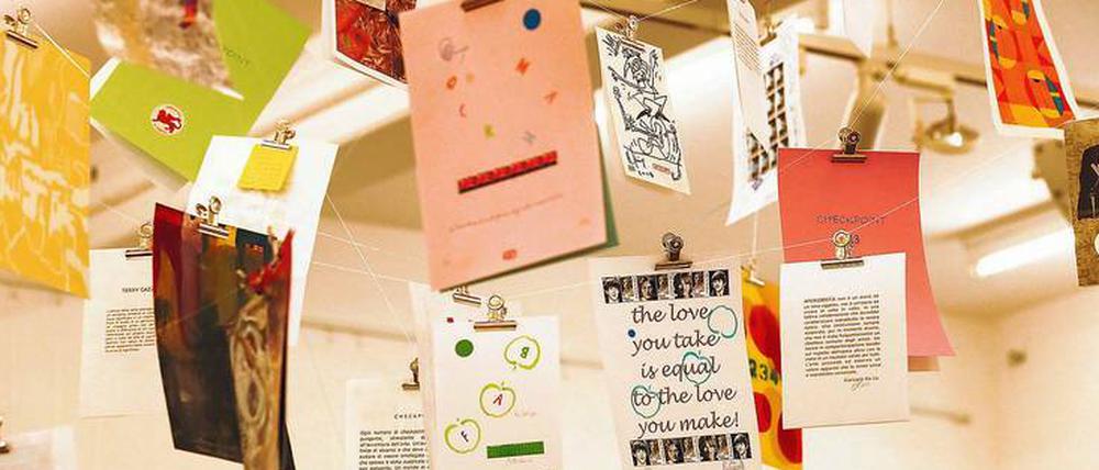 Die vielen ausgestellten Kunstblätter im Museum Fluxus sammelte die Venezianerin Tiziana Baracchi für die Herausgabe von Zeitschriften zusammen. 